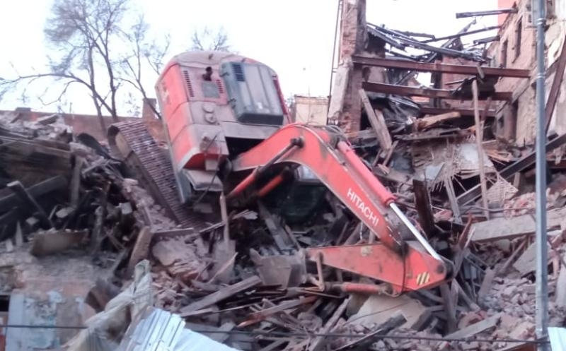 В Ростове экскаватор упал с третьего этажа во время сноса дома