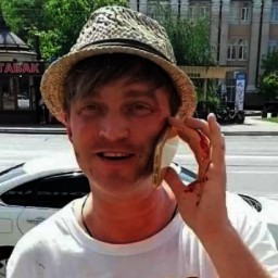 В центре Ростова мужчина напал на таксиста, отказавшегося везти двух детей в одном кресле