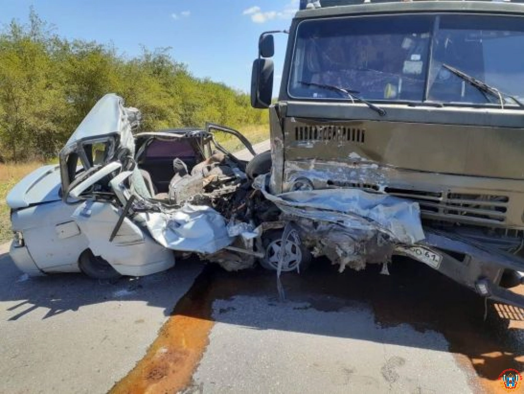 В Ростовской области водитель «десятки» погиб под зерновозом
