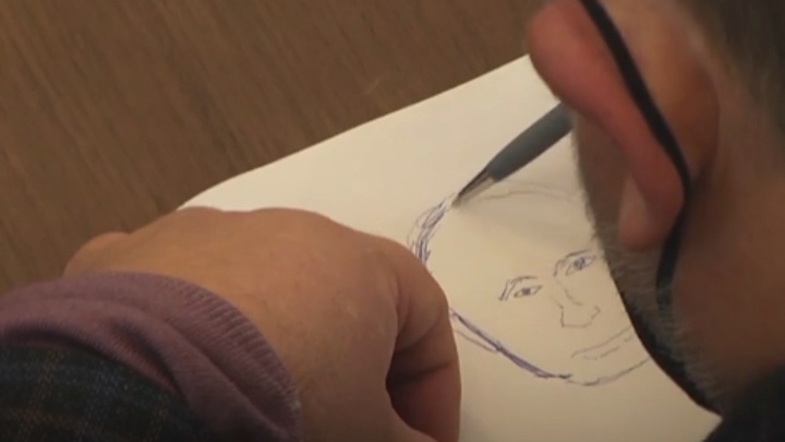 Украинского депутата застукали за рисованием портрета Путина