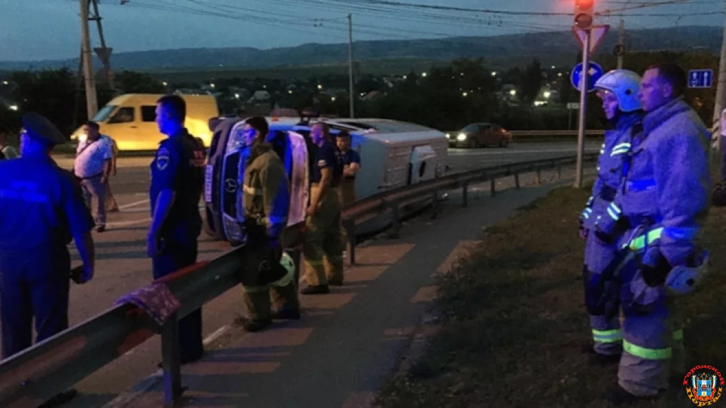 Автобус с детьми попал в аварию в Крыму