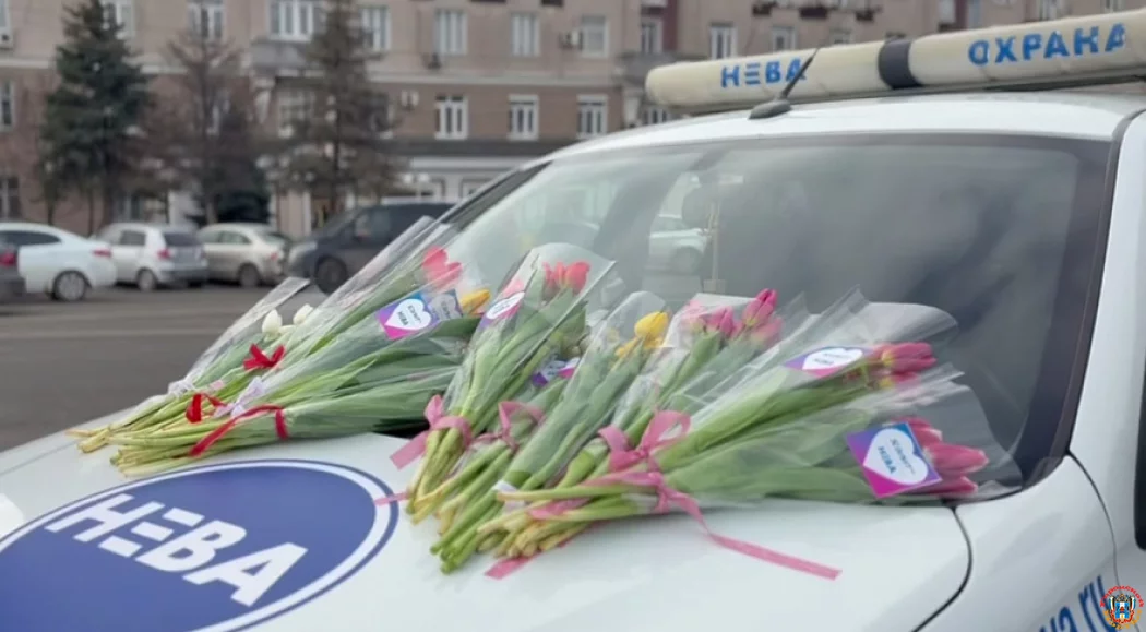 Вместо протоколов &mdash; тюльпаны: ростовские автоинспекторы устроили цветочный сюрприз для женщин за рулем