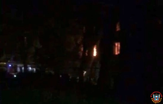 В центре Ростова на большой площади горит аварийное здание