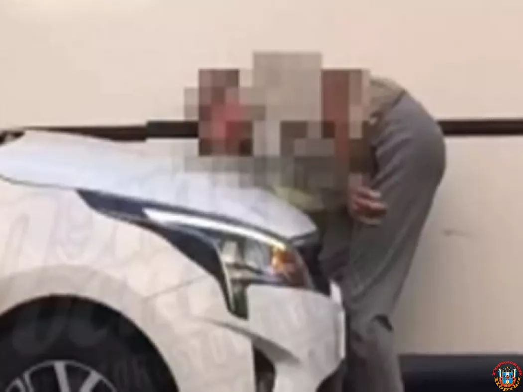 В центре Ростова водитель автобуса проколол шины автомобилю за парковку на остановке