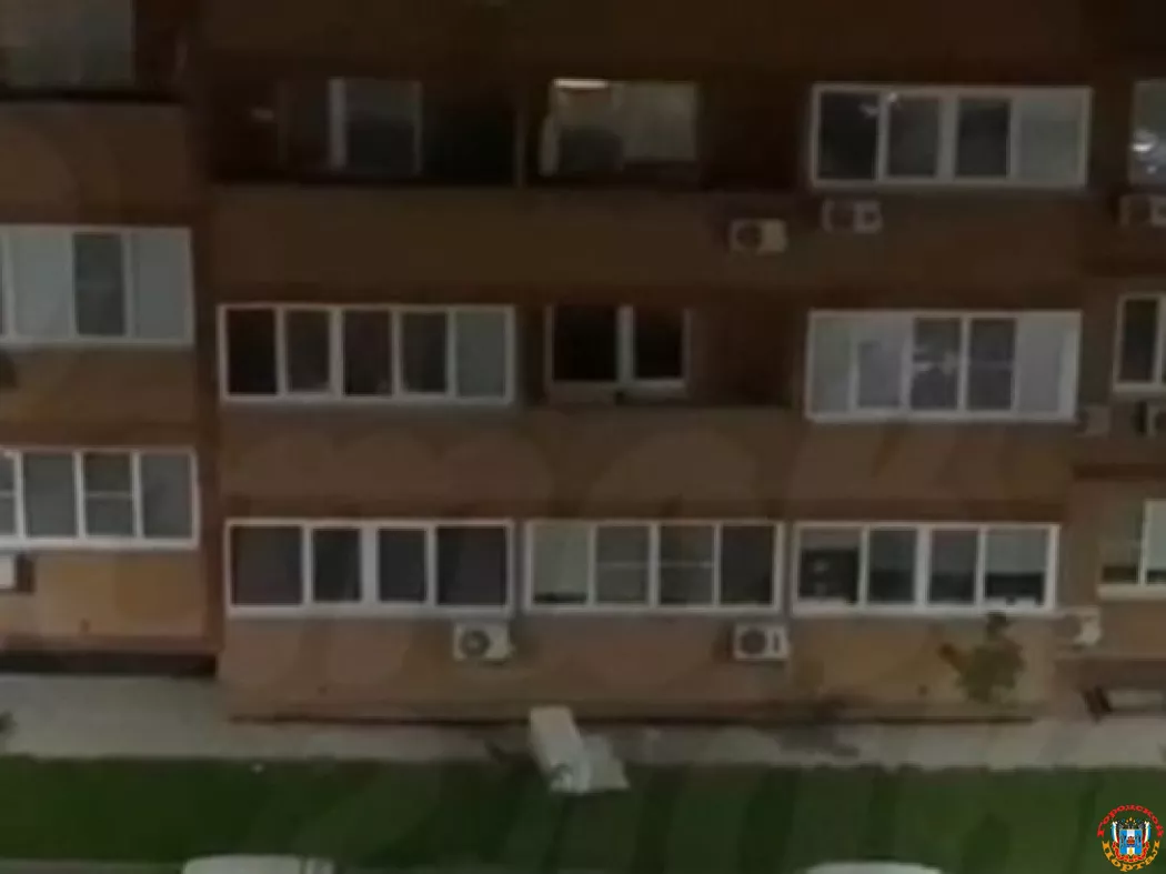 В Ростове-на-Дону неизвестный выкинул из окна холодильник