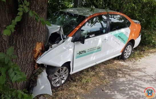 В Ростове парень с девушкой попали в больницу, врезавшись на каршеринговом авто в дерево