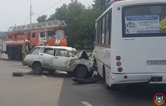 В Шахтах 29-летний водитель ВАЗа пострадал в ДТП с автобусом