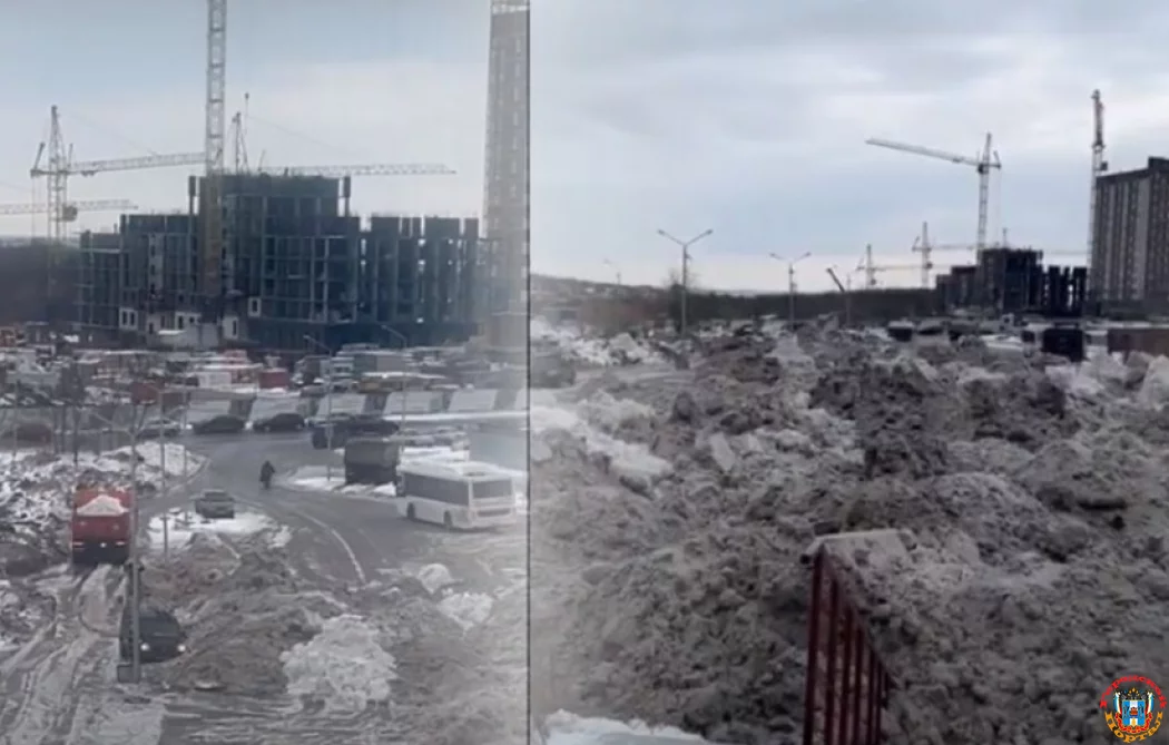 Жителям Александровки перекрыли доступ к остановке горы грязного снега