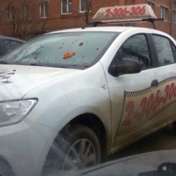 В центре Ростова за неправильную парковку такси облили нечистотами