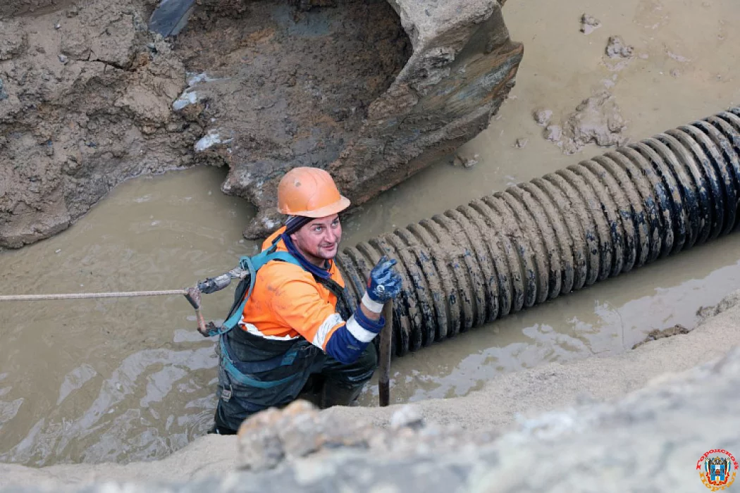 На улице Баумана устраняет порыв