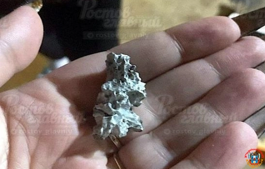 Неизвестные обломки упали на жилые дома ростовчан после мощных взрывов