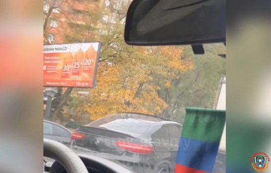 В Ростове на Стачки столкнулись грузовик и люксовый «Мерседес»