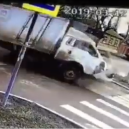 На перекрестке Днепровского и Белорусской «Ауди» влетела в грузовик