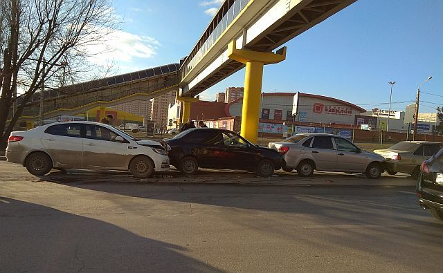 В Ростове на Западном образовалась пробка из-за массового ДТП