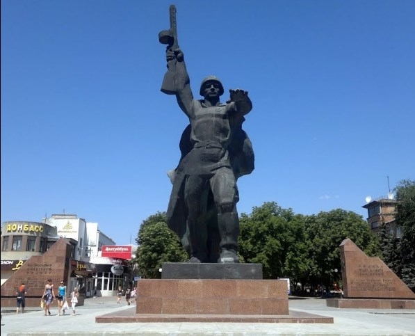 Жители Шахт в советское время упорным трудом собрали деньги на памятник Солдату-освободителю