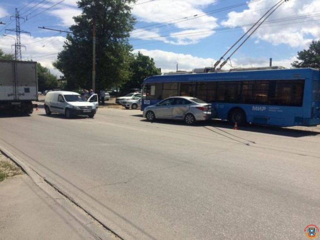 В Ростове водитель и пассажир иномарки пострадали в массовом ДТП с троллейбусом