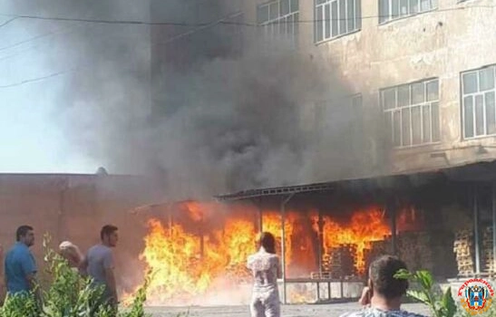 В Шахтах загорелось здание бывшего молокозавода