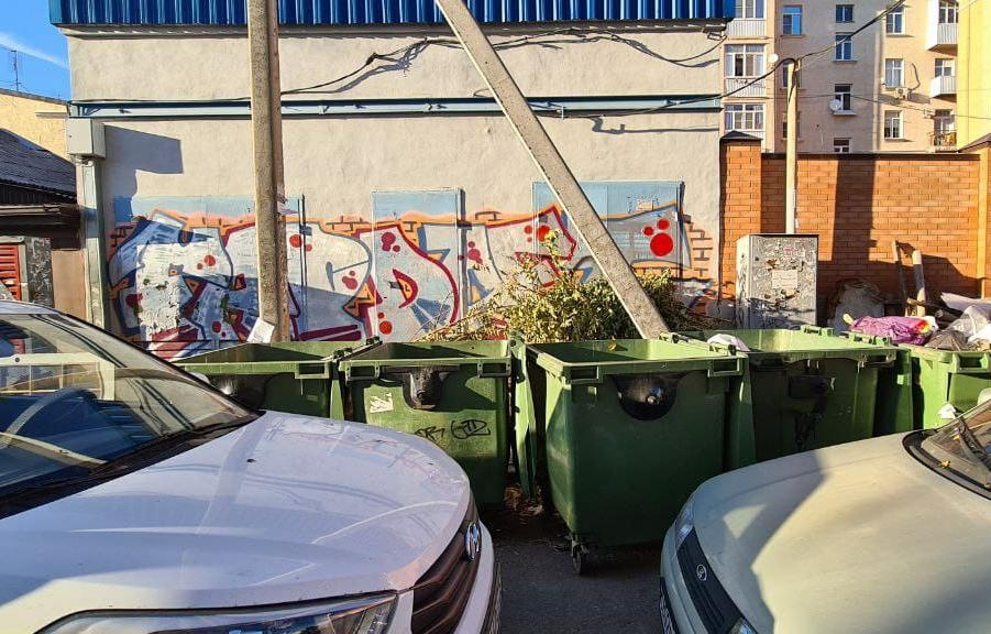 «Вы сначала на земле порядок наведите»: общественник раскритиковал ростовские власти за заставленные машинами мусорные площадки