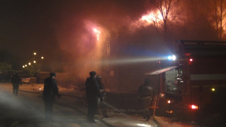 В Сургуте тушат крупный пожар, есть пострадавшие