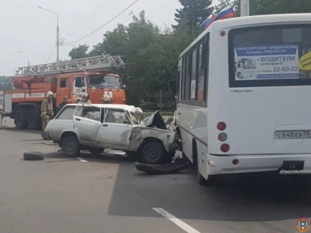 В Шахтах 29-летний водитель ВАЗа пострадал в ДТП с автобусом