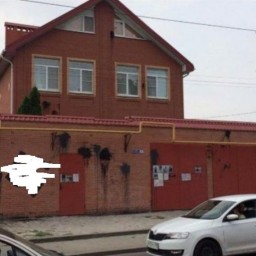 Мэрия Ростова через суд заставит владелицу частного дома стереть свастику с забора