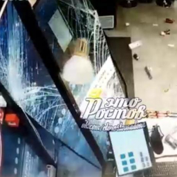 В Ростове водитель протаранил заправку после конфликта с работниками