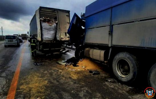 На трассе под Шахтами водитель грузовика пострадал в массовом ДТП с легковушками
