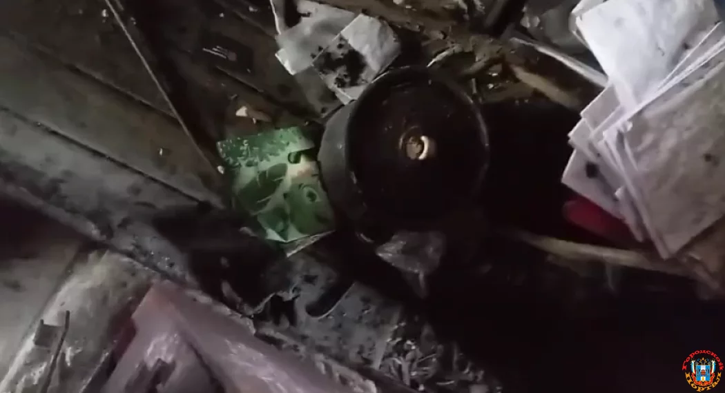 После гибели сожительницы, мужчина пять месяцев живет на пепелище