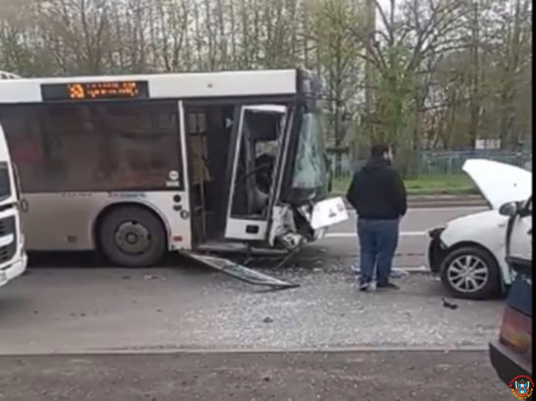 В Ростове водитель «Рено» протаранил пассажирский автобус