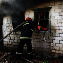 В Ростовской области из горящего частного дома спасли троих человек
