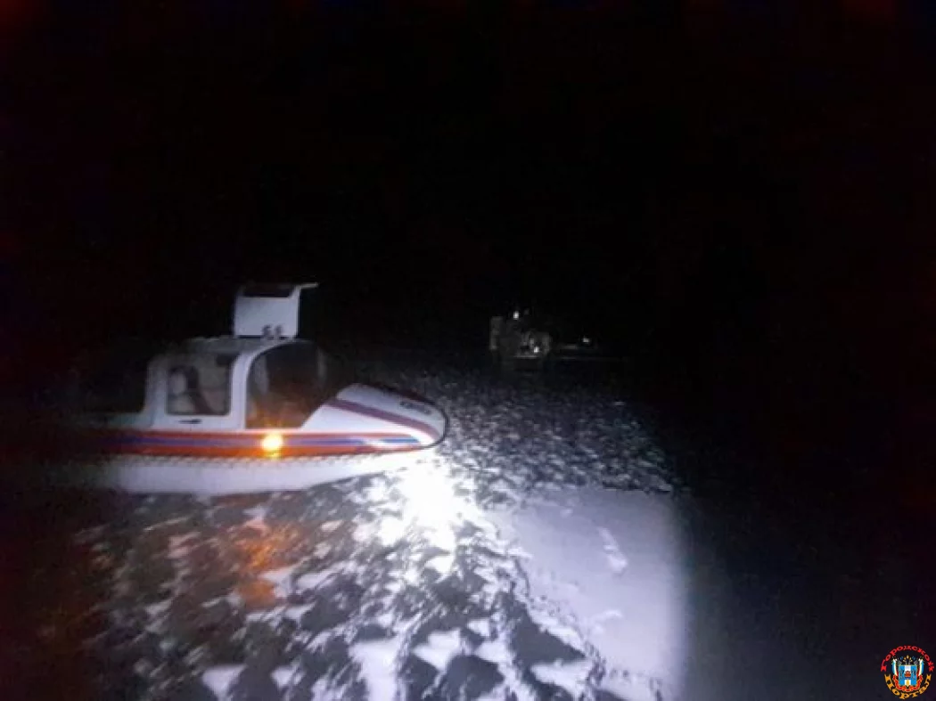 В Ростовской области спасли двух рыбаков, застрявших посреди Веселовского водохранилища