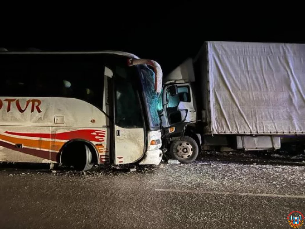 В Ростовской области водитель пассажирского автобуса пострадал в ДТП с грузовиком