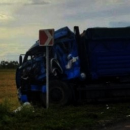 Житель Ростовской области попал в аварию с участием двух КамАЗов