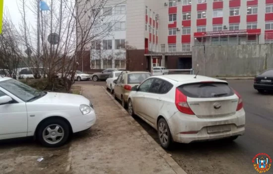 Прямо на тротуаре водители паркуют авто в центре Ростова