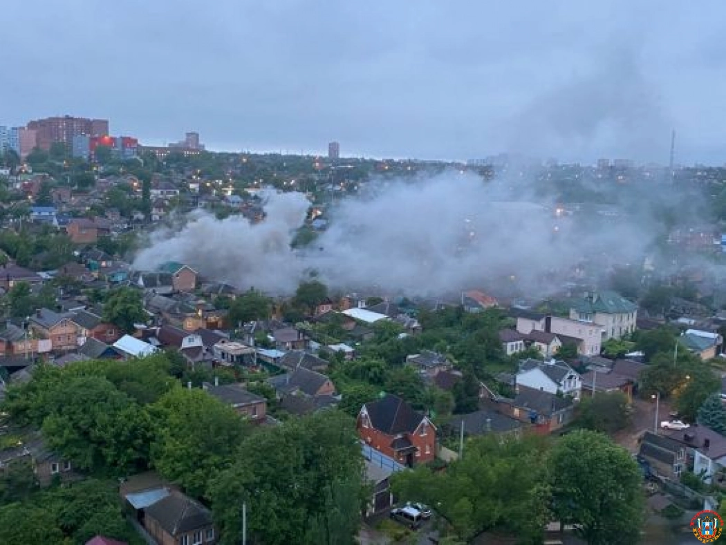 В районе Текучевского моста на территории частного дома сгорела хозпостройка