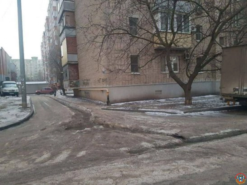 В Ростове из-за коммунальной аварии дорога на Жмайлова покрылась толстым слоем льда