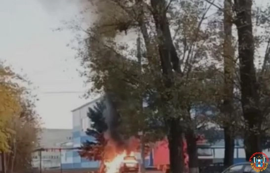 В Ростове на Туполева дотла сгорела легковушка