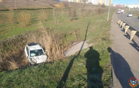 В Ростове в Суворовском водитель внедорожника снес столб и вылетел в кювет