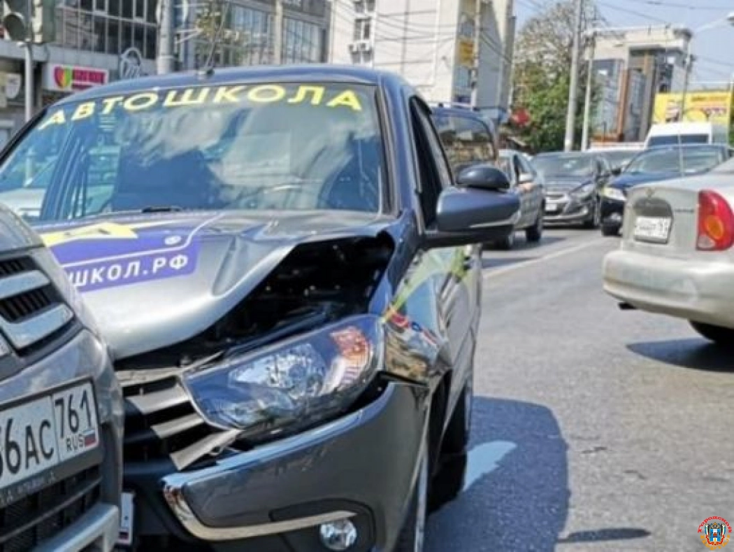 В Ростове водитель учебного автомобиля попал в аварию