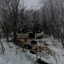 В Ростовской области водитель грузовика пострадал, перевернувшись на заснеженной трассе