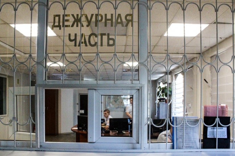 Задержанный в Ростове мужчина порезал себе шею осколком плитки в отделе полиции