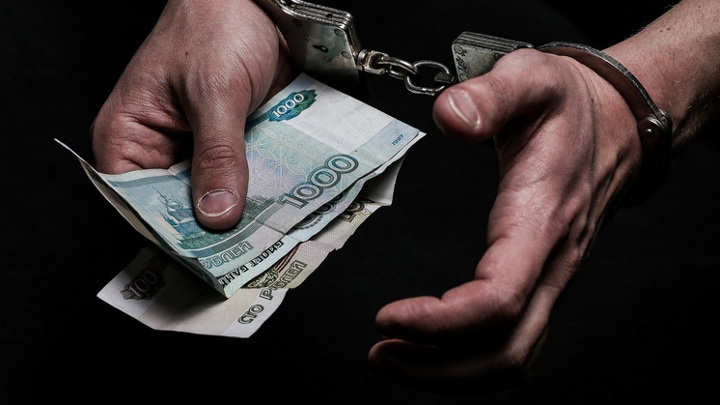 Передавал за деньги: экс-сотрудник новосибирской колонии "подрабатывал" курьером
