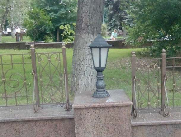 После публикации «Блокнот Ростов» администрация оперативно починила фонарь на площади Советов