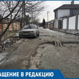 Как действует ловушка для легковушек, рассказали жители улицы Акмолинская в Ростове