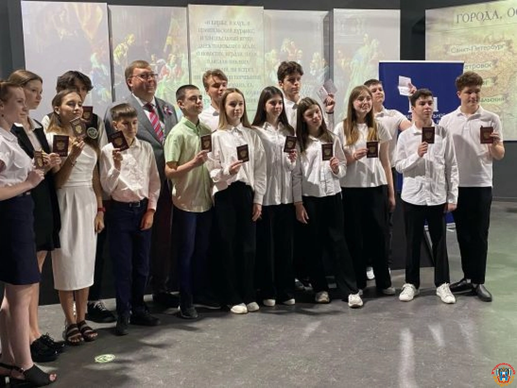 Александр Ищенко вручил паспорта РФ лучшим школьникам донского региона