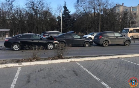 Человек пострадал в массовой аварии с пятью автомобилями в Новочеркасске