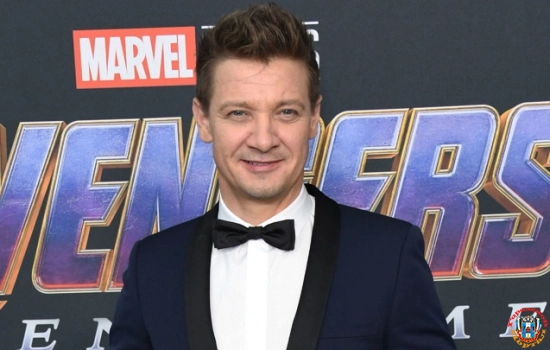 Джереми Реннер попал в кадр папарацци через три месяца после аварии