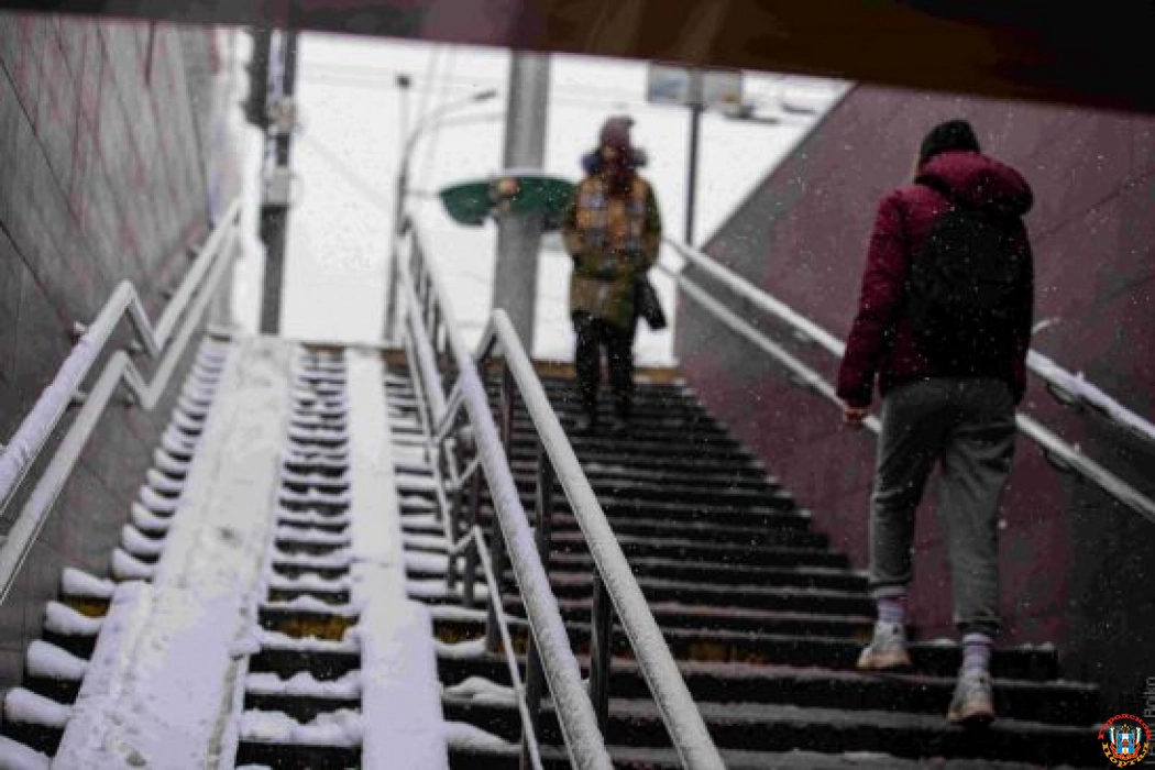 Ростовчане просят расчистить от льда и сделать безопасным подземный переход в Молодогвардейском
