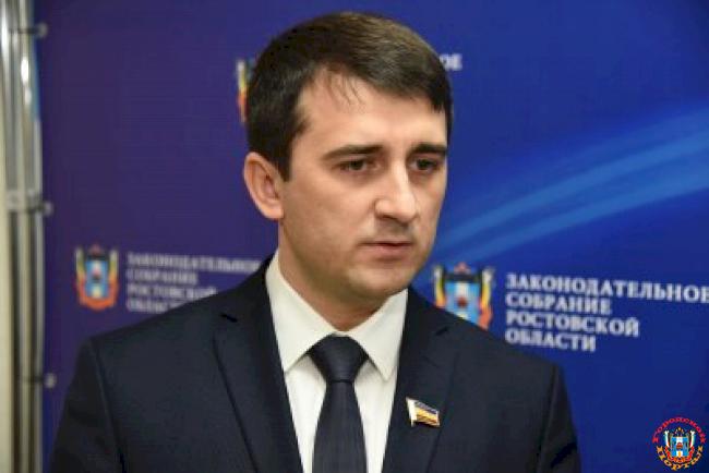 Ростовский депутат предложил лишить звания «Народных» и «Заслуженных» звёзд, обратившихся за МРОТ