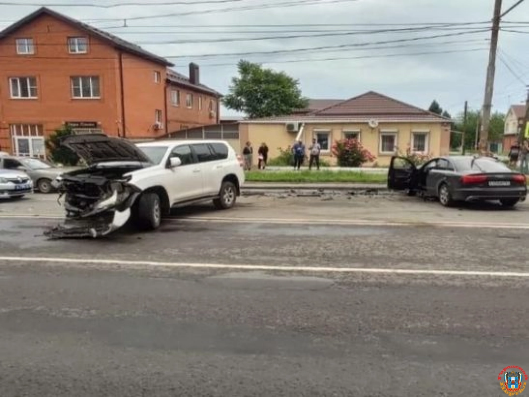 В Ростове двое водителей пострадали в ДТП с «Тойотой Ленд Крузер»